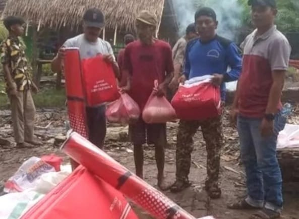 Warga yang terdampak puting beliung di Desa Cibungur menerima bantuan dari Dinsos Pandeglang. Foto : Istimewa