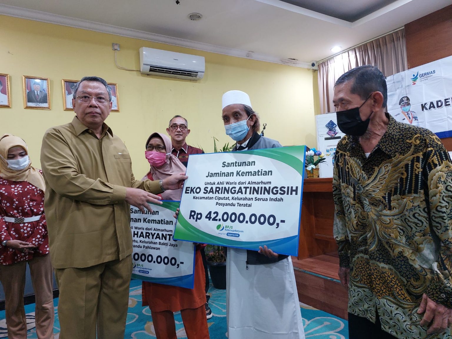 Pemberian santunan jaminan kematian kepada salah satu ahli waris kader Posyandu Kota Tangsel. (tangselpos.id/ist)