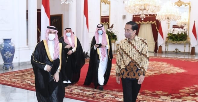 Arab Saudi Cabut Larangan Ke Indonesia Menteri Luar Negeri Kerajaan Arab Saudi Pangeran Faisal Bin Farhan Al Saud (kiri) saat bertemu Presiden Joko Widodo di Istana Merdeka. (Ist)