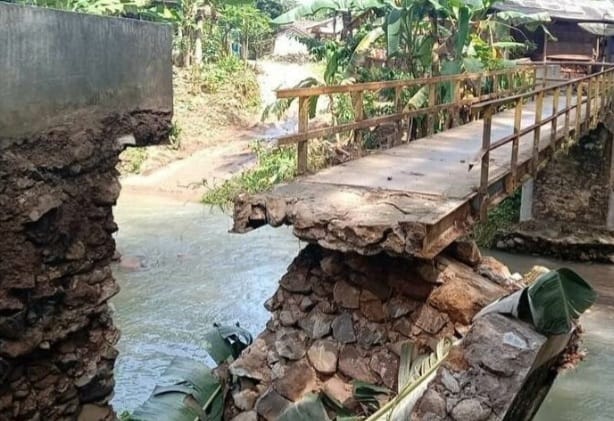 Jembatan Cegog yang rusak akibat terdampak banjir bandang. Foto : BNN