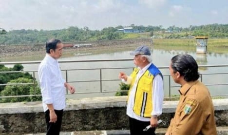 Presiden Jokowi bersama Menteri PUPR dan Pj Gubernur Banten meninjau Bendungan Sindangheula. (Ist)