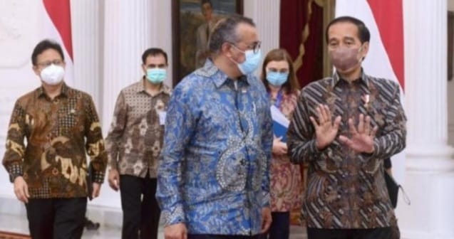 Presiden Jokowi didampingi Menkes Budi Gunadi Sadikin menerima Bos WHO Tedros Adhanom Ghebreyesus (batik biru) di Istana Merdeka. Foto : Setkab