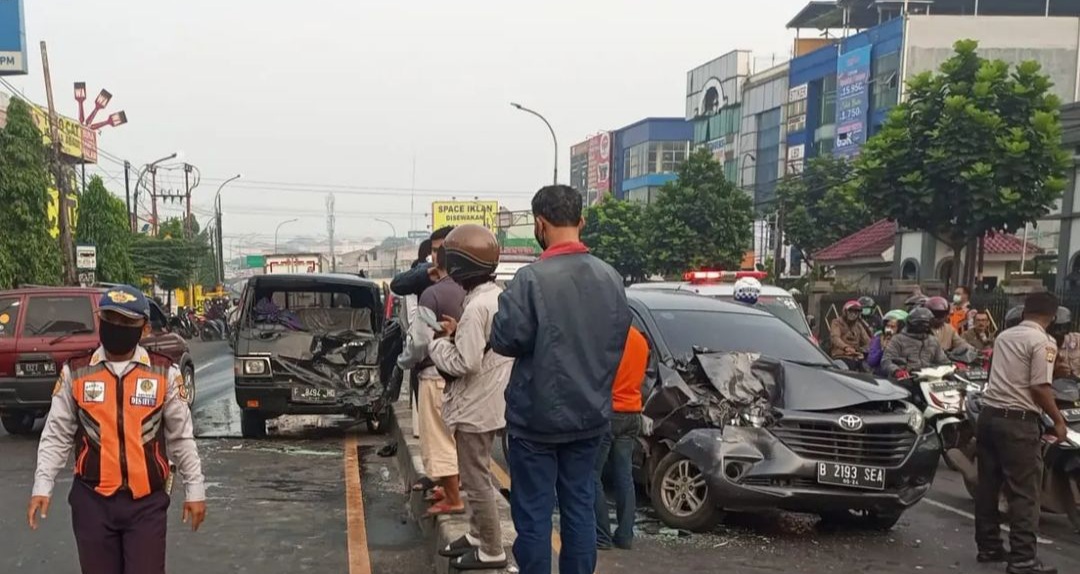 Kecelakaan mobil di Jalan Dewi Sartika, Ciputat, Tangerang Selatan, (22/6/2022) pagi. (Dok. Dishub Tangsel)