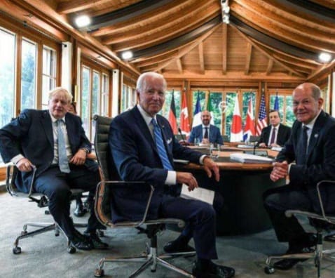 Presiden Amerika Serikat Joe Biden (tengah) bersama para pemimpin G7 saat jamuan makan siang. (Ist)