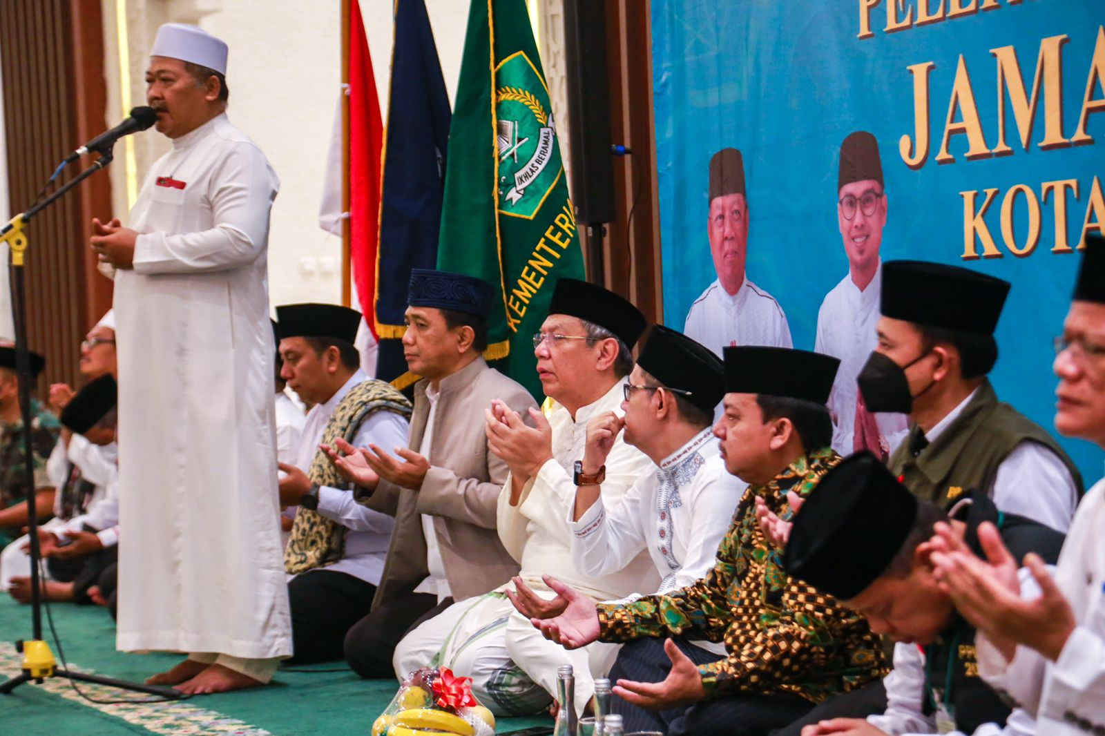 Wali Kota Tangsel, Benyamin Davnie saat melepas keberangkatan ratusan jemaah haji asal Kota Tangsel. (ist)