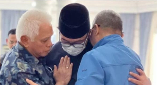 Hatta Rajasa Dan Zulkifli Hasan Ke Bandung Sambangi Kang Emil Ridwan Kamil larut dalam tangisan dipeluk Hatta Rajasa (kiri) dan Zulkifli Hasan (kanan). Foto : Istimewa