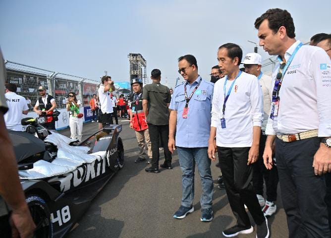 Presiden Joko Widodo saat sebelum acara Formula E dimulai. (Ist)