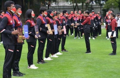 Jokowi Bagi bagi Bonus Ke Atlet SEA Games Vietnam di Istana Presiden Jokowi memberikan bonus untuk peraih medali pada SEA Games Vietnam. (Ist)