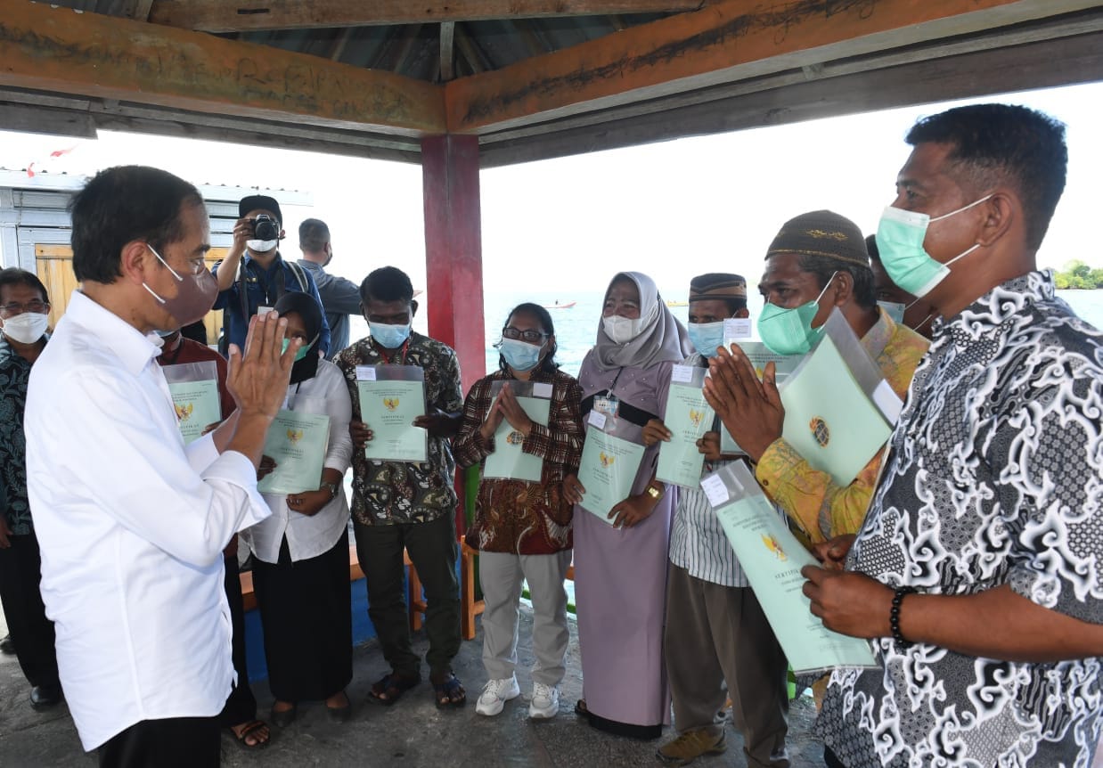 Presiden Joko Widodo saat menyerahkan sertifikat tanah di kampung Mola Wakatobi. Foto : Istimewa