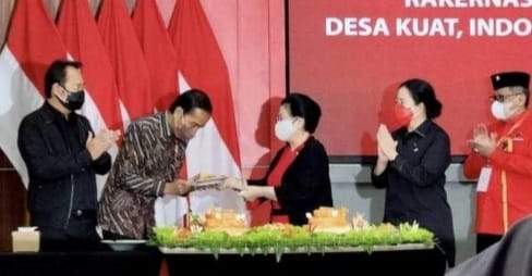 Presiden Jokowi yang berulang tahun ke 61 mendapat hadiah nasi tumpeng dari Ketum PDIP Megawati Soekarnoputri. Foto : Istimewa