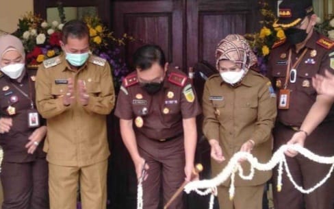 Kajati Banten Leonard Eben Ezer saat meresmikan rumah Justice. Foto : Istimewa