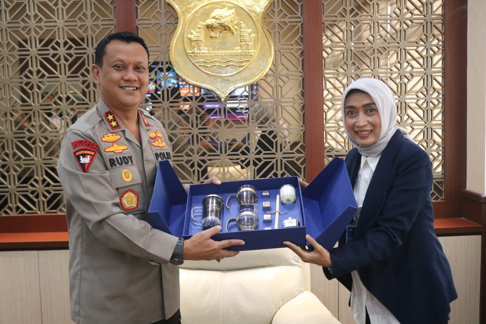 Kapolda Banten Irjen Pol Prof. Dr. Rudy Heriyanto saat menerima kunjungan Direktur Utama ASDP Ira Puspadewi. Foto : Humas Polda Banten