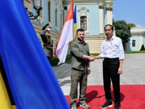 Presiden Ukraina Volodymyr Zelensky menerima Presiden Jokowi di Istana Maryinsky, Kiev. Foto : Setpres