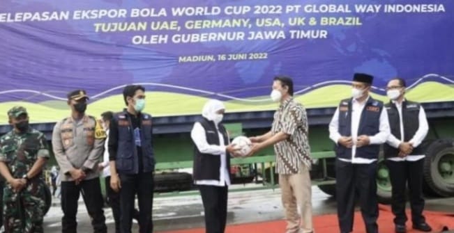 Gubernur Jawa Timur Khofifah pada acara pelepasan bola sepakbola buatan Madiun ke mancanegara. (Ist)