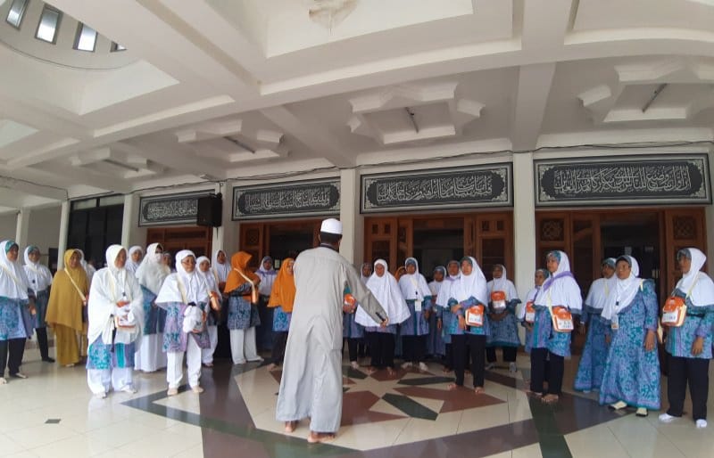 Jamaah haji di asrama Pondok Gede. Foto : Istimewa