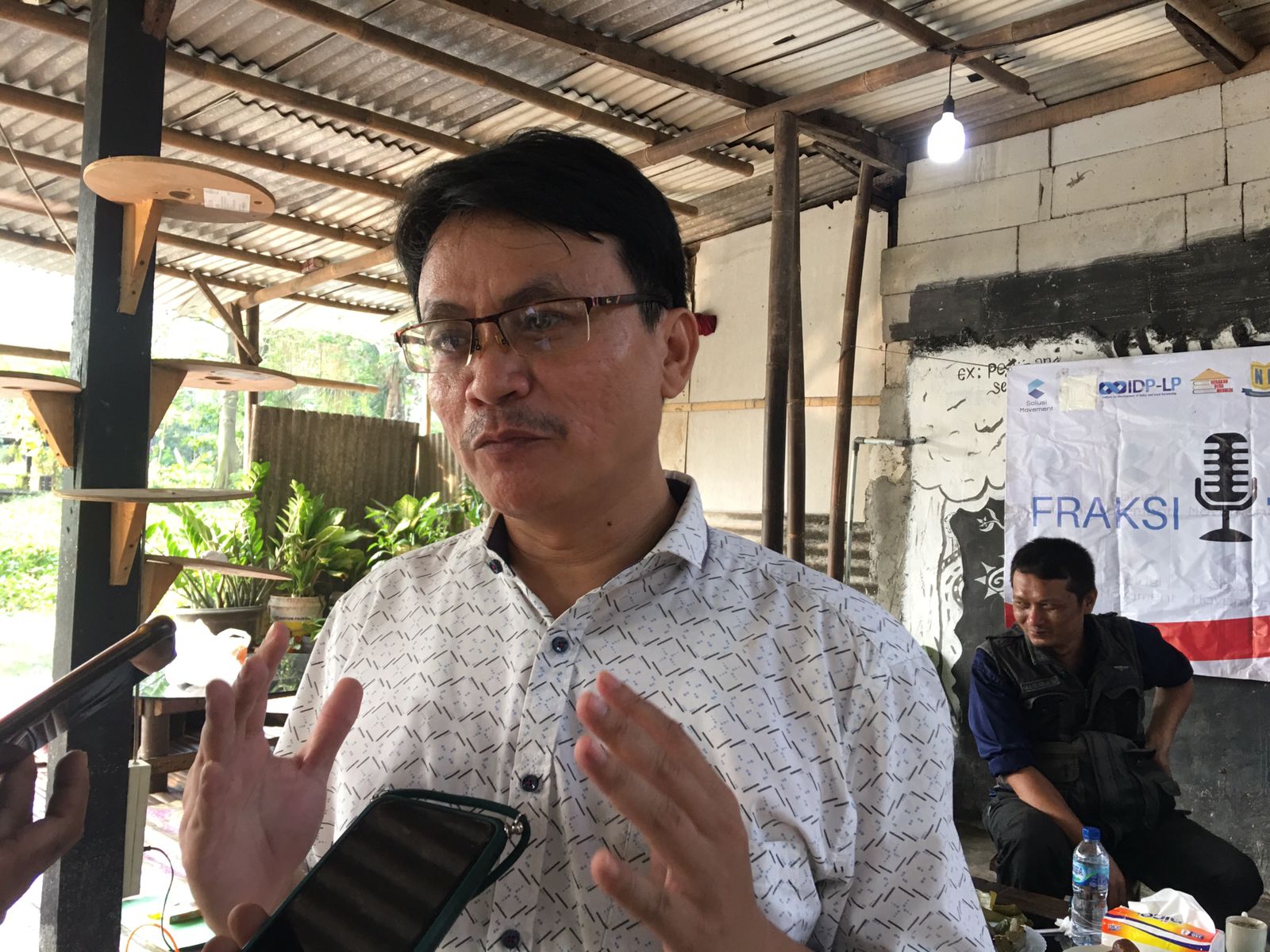 Ketua Komisi Pemilihan Umum (KPU) Kota Tangerang, Syailendra Saat Diwawancarai Jurnalis. (tangselpos.id/sh)