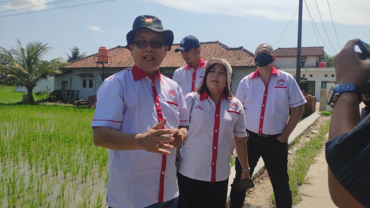 Jajaran pengurus pusat MIM saat meninjau area pertanian. (tangselpos.id/irw)