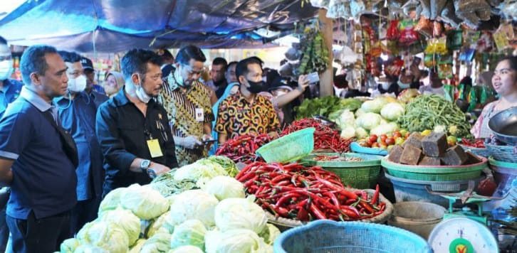 Mentan Syahrul Yasin Limpo saat mengunjungi pasar tradisional. (Ist)