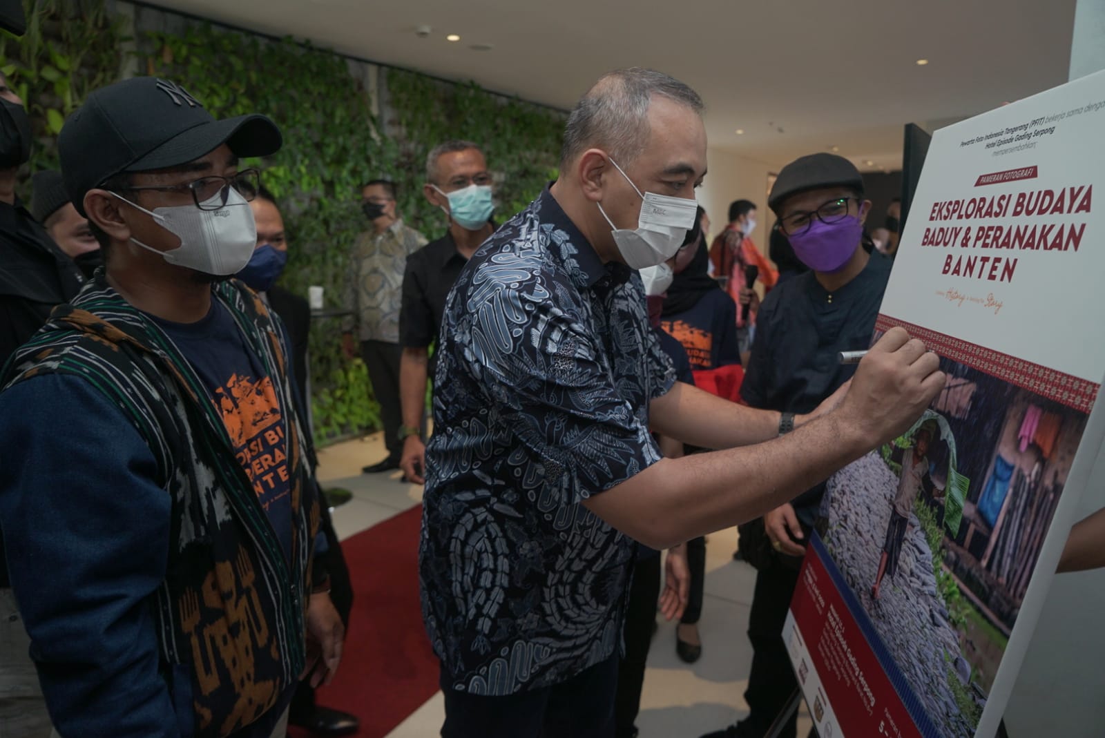 Bupati tangerang A Zaki Iskandar saat membuka pameran foto yg di selenggarakan PFI Tangerang. (tangselpos.id/Ist)