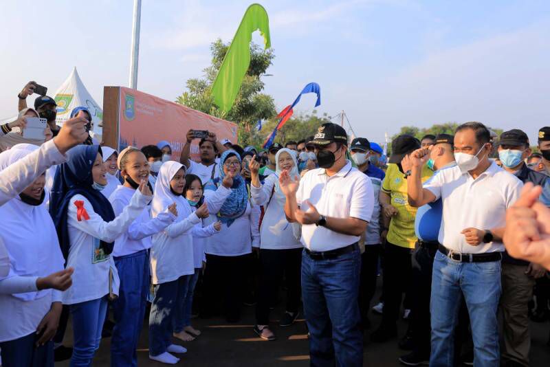 Wali Kota Arief Wismansyah Saat Mengizinkan Pembukaan Car Free Day (CFD) di Kota Tangerang. (tangselpos.id/sh)