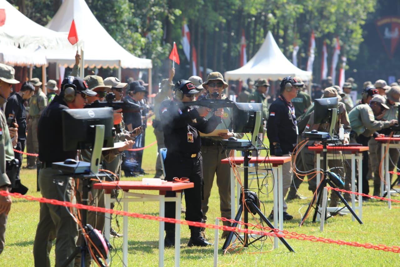 Pati Polti dan Wartawan mengikuti perlombaan menembak Piala Kapolri. (Dok. Humas Polri)