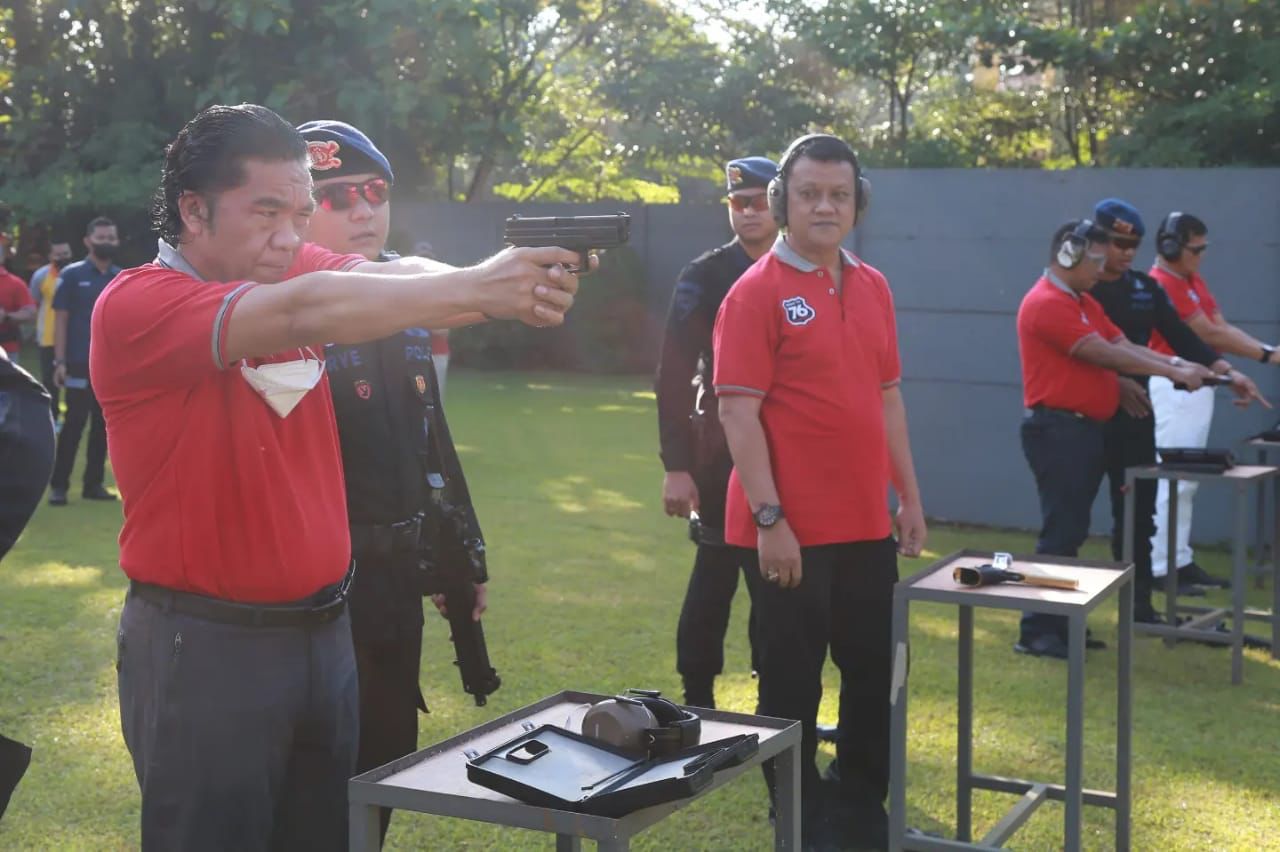 Peringati Hari Bhayangkara ke-76 Pj Gubernur Dan Media Ikut Perlombaan Menembak Pj Gubernur Al Muktabara abersama Media mengikuti perlombaan menembak dalam rangka HUT Bhayangkara ke-76. (Dok. Humas Pemprov Banten)