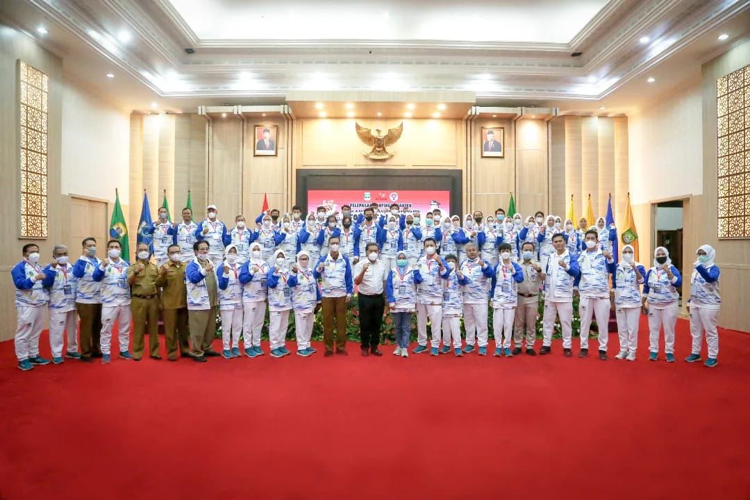 Pj Gubernur Al Muktabar dan Kontingen Fornas Banten yang akan berlaga di Palembang. Foto : Humas Provinsi Banten