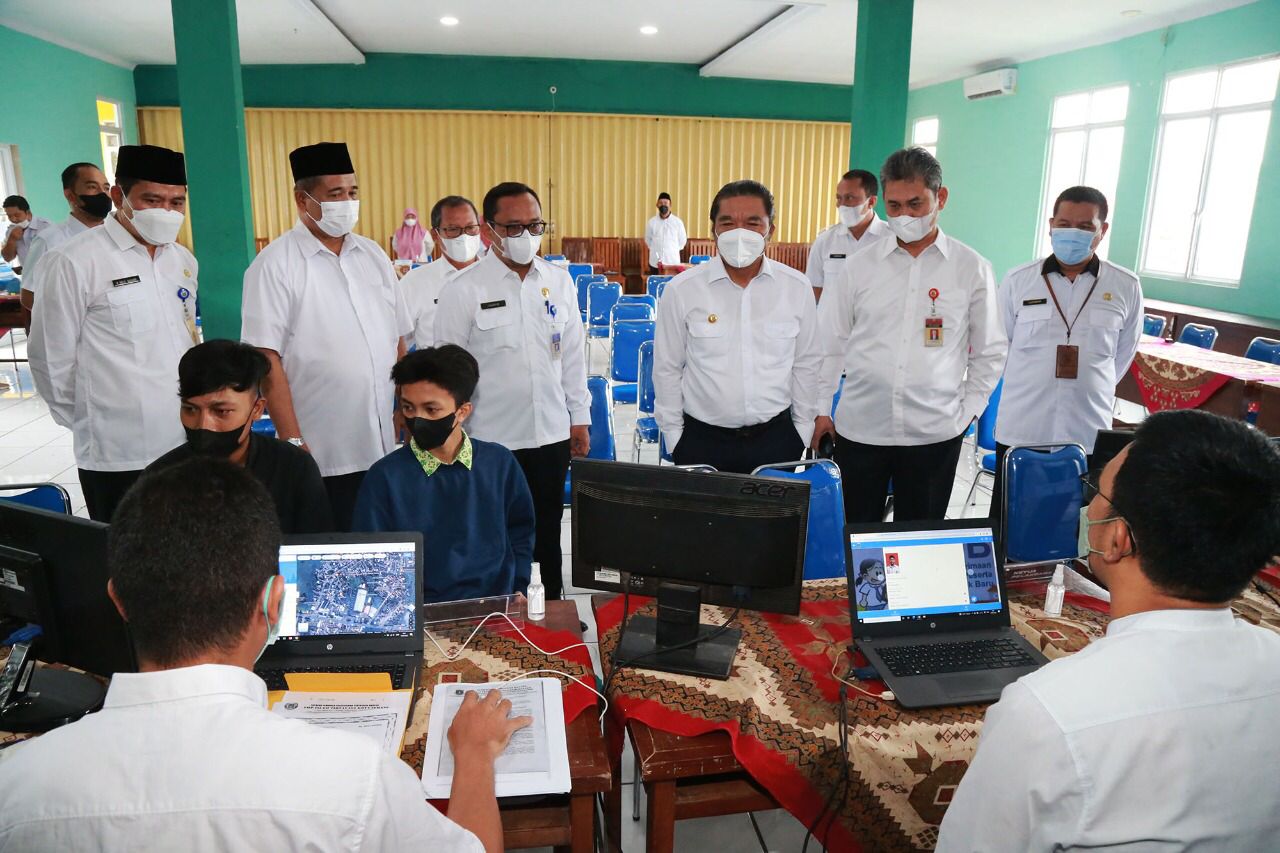 Pj Gubernur Banten Al Muktabar saat mengunjungi SMA 1 Serang. Foto : Humas Pemprov Banten