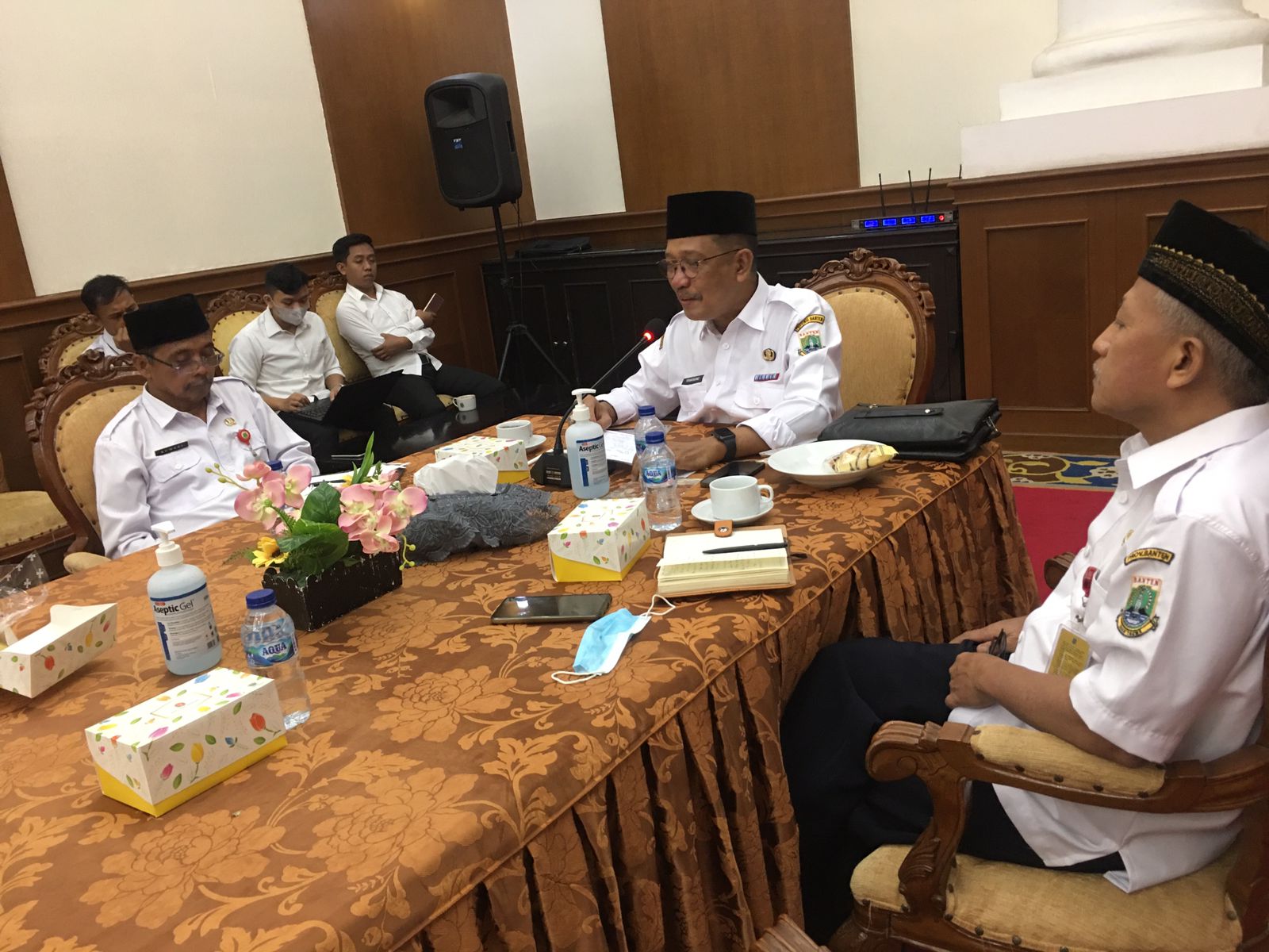 Pj Sekda Banten saat memimpin rapat di pendopo Gubernur pada Rabu (29/6/2022). Foto : Humas Pemprov Banten