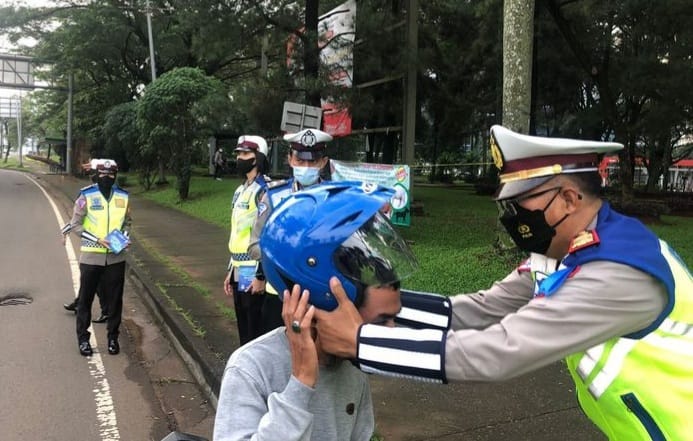 Polres Tangsel membagikan helm pada hari ke dua Operasi Patuh Jaya 2022. (Ist)