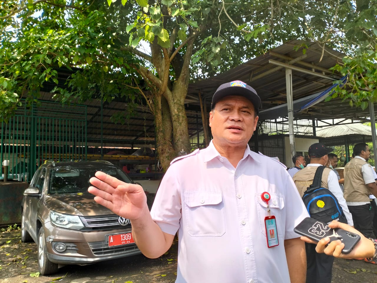 Kepala Dinas Ketahanan Pangan, Pertanian dan Perikanan Kota Tangerang Selatan, Yepi Suherman saat meninjau salah satu lapak penjual hewan kurban. (ist)