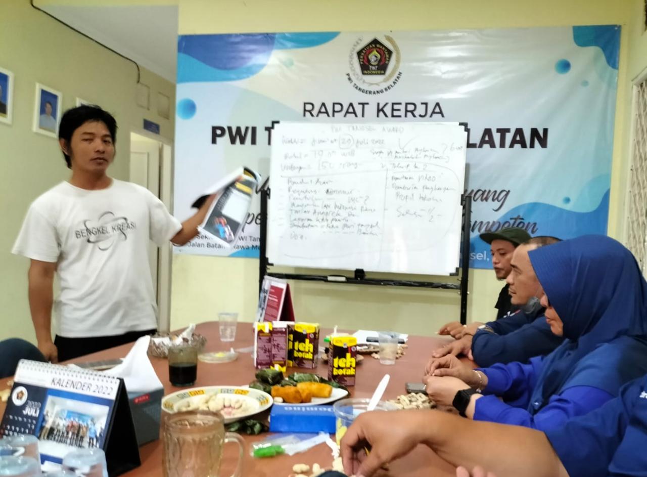 PWI Tangsel Gelar Survey Jajak Pendapat Bakal Calon Penerima PWI Tangsel Award 2022 Panitia tangsel award 2022 saat rapat panitia. (tangselpos.id/irw)