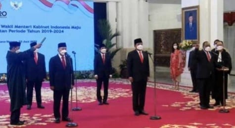 Presiden Joko Widodo saat melantik 2 Menteri dan 3 Wamen. (Ist)