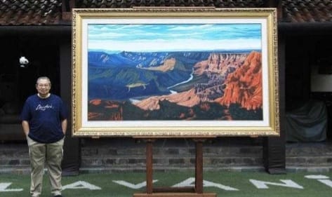 Sby dan lukisan karya terbarunya pemandangan grand canyon AS. Foto : Istimewa