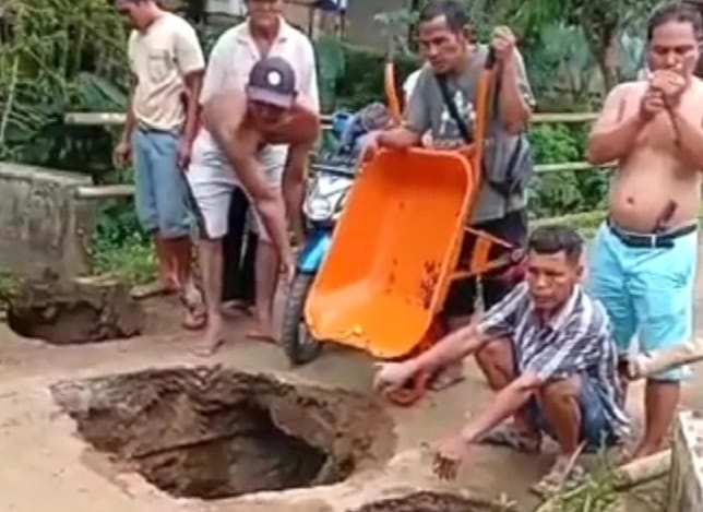 Tak Bisa Menahan Derasnya Hujan Jembatan Cukang Panjang Pandeglang Ambrol Badan jembatan Cukang Panjang ambruk tidak kuat menahan derasnya hujan. Foto : Istimewa