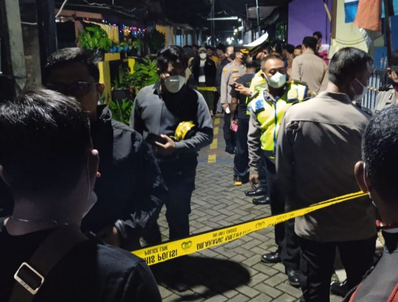 Tega! Motif Pria Sayat Bibi dan Istri Lalu Bunuh Diri Masih Didalami Polisi Suasana Kepolisian Saat Evakuasi Pelaku dan Korban Kekerasan di kawasan Bojong Jaya, Kecamatan Karawaci, Kota Tangerang. (Ist)