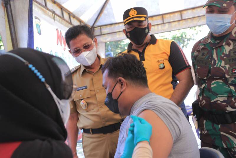 Wakil Wali Kota Tangerang, Sachruddin Saat Mengunjungi Giat Vaksinasi di Masjid Al Muhajirin, Perumahan Puri Dewata, Cipondoh, Senin, (20/6/2022). (ist)