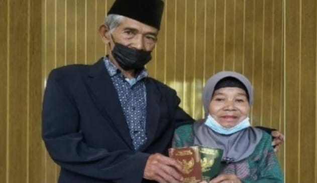 Yang Menikah Di KUA Kemalang Klaten Pasangan yang menikah diusia senja Tarno Sukarto dan Sulami. Foto : Istimewa