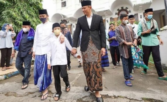 AHY dan Ibas menunaikan shalat Idul Adha di Masjid Agus Darul Falah, Pacitan, Jawa Timur. Foto : Istimewa