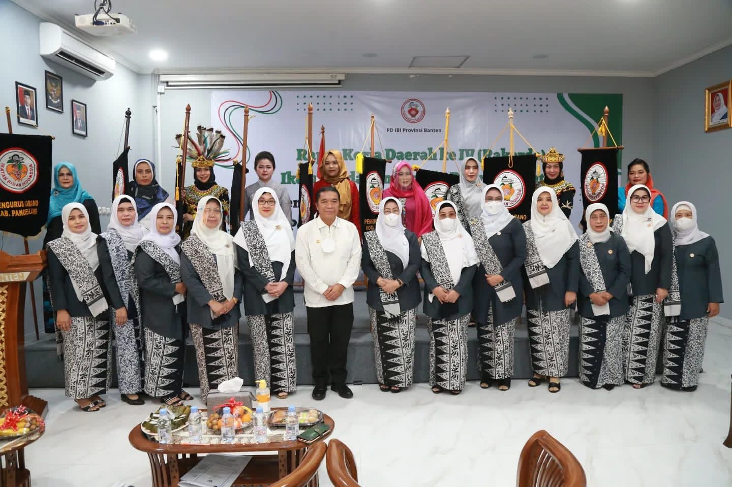 Al Muktabar: Profesi Bidan Tugas Kemanusiaan Pj Gubernur Banten Al Muktabar pada pembukaan Rakerda IV Ikatan Bidan Indonesia. (Dok. Humas Pemprov Banten)