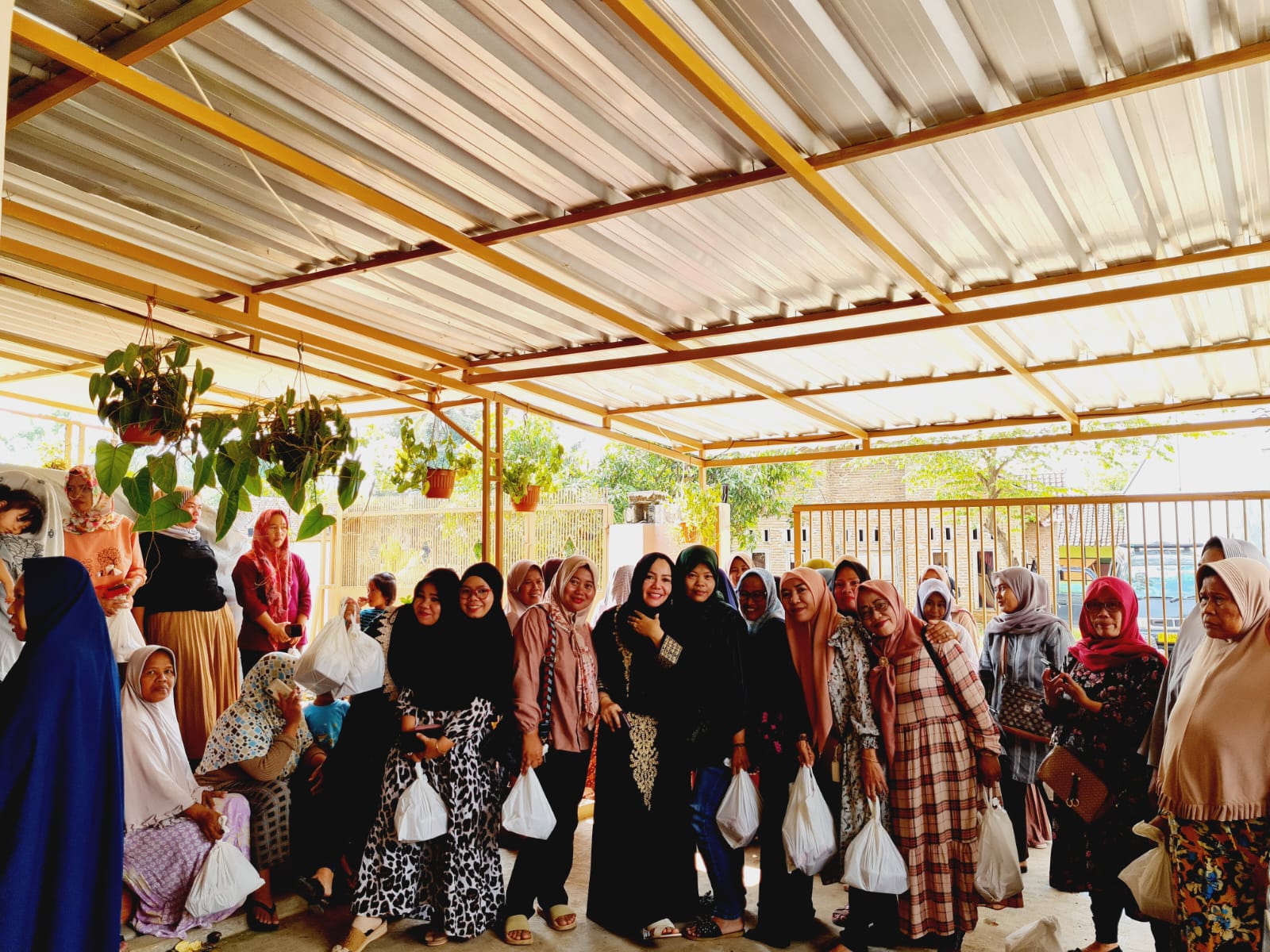 Anggota DPRD Provinsi Banten, Ida Hamidah, foto bersama warga dalam acara kurban kediamannya di Kampung Samaboa Pasir, Kelurahan Sukaratu, Kecamatan Majasari, Kabupaten Pandeglang, Senin (11/7/2022).(Istimewa)