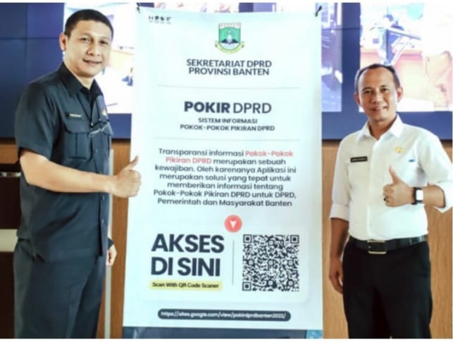 Sekretariat DPRD Prov Banten Deden Apriandi Hartawan bersama Kepala Bagian Aspirasi dan Humas DPRD Prov Subhan Budi Banten saat peluncuran Aplikasi Pokir Online pada Selasa (12/7). (Ist)