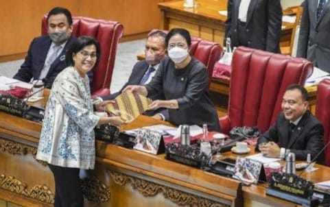 Menkeu Sri Mulyani saat do DPR bersama Ketua DPR Puan Maharani. (Ist)