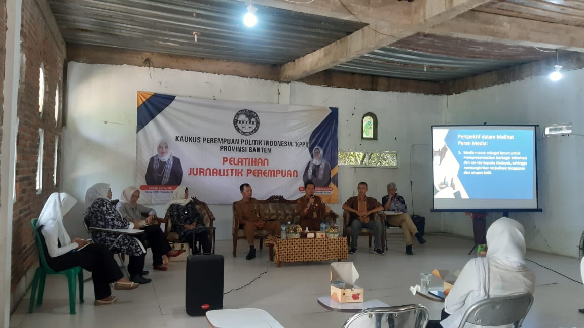 Asda I Provinsi Banten, Komarudin saat menjadi narasumber dalam acara Pelatihan Jurnalistik Perempuan oleh Kaukus Politik Perempuan Indonesia (KPPI) Provinsi Banten. (tangselpos.id/rmn)