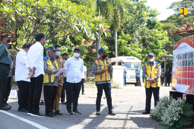 Presiden Jokowi didampingi Menteri PUPR saat meninjau proyek Jalan Laehuwa - Ombolata - Tumula - Faekhuna'a di Kabupaten Nias, Sumatera Utara. Foto : Setpres