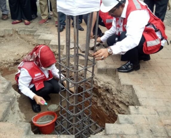 Peletakan baru pertama pembangunan Klinik Hemodialisa oleh Ketua PMI Banten Ratu Tatu Chasanah. Foto : Istimewa