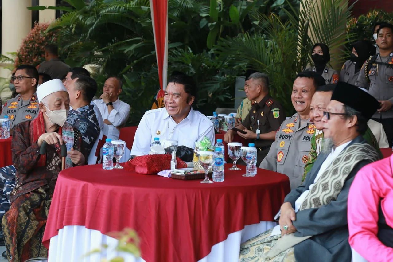 Pj Gubernur Banten bersama tokoh agama menyaksikan peringatan HUT Bhayangkara ke-76. (Dok. Humas Pemprov Banten)