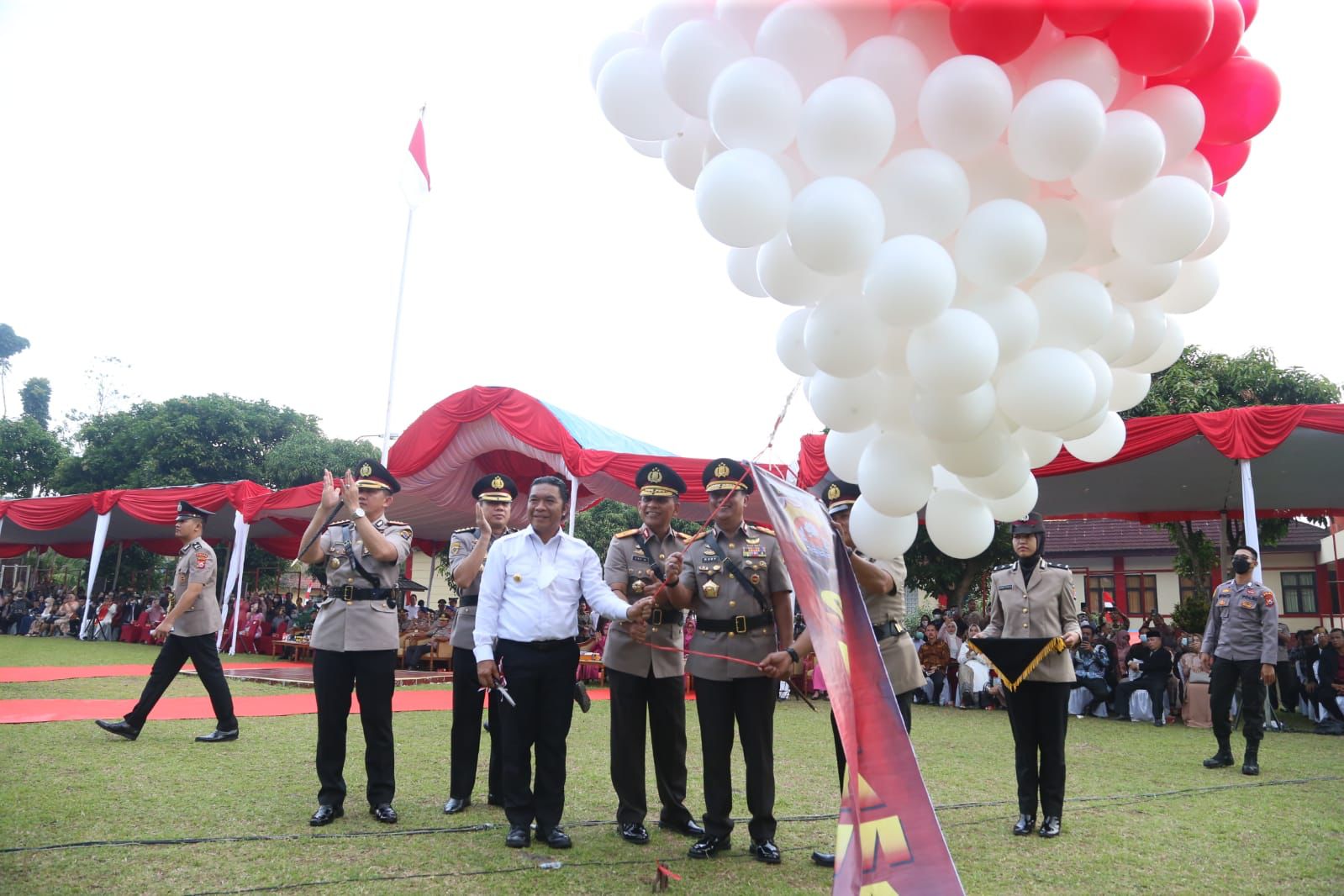 Pj Gubernur Banten Al Muktabar (baju putih) bersama Kapolda Banten dan Wakapolda Banten pada penutupan Pendidikan dan Pembentukan Bintara Polri Gelombang I di Lapangan Tri Brata SPN Polda Banten Pandeglang. Foto : Humas Pemprov Banten