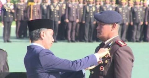 Presiden Joko Widodo saat menganugerahkan Bintang Bhayangkara Nararya kepada Kombes Pol Mokhamad Alfian Hidayat pada HUT Bhayangkara ke 76 di Akademi Kepolisian Semarang, Selasa (5/7/2022). (Ist)