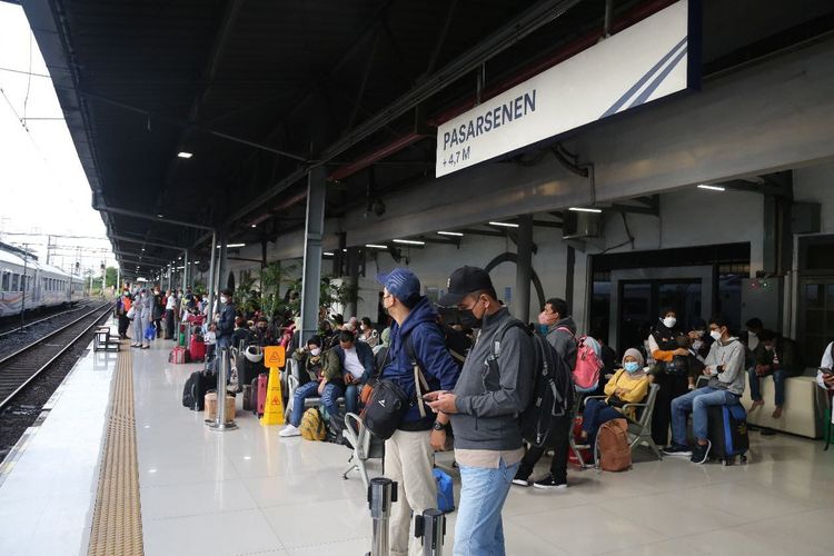 Penumpang Kereta Api di Stasiun Senin. (Ist)